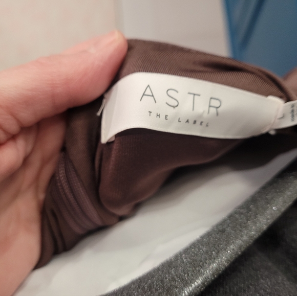 Astr The Label rouched dress with side cutout - Picture 3 of 5